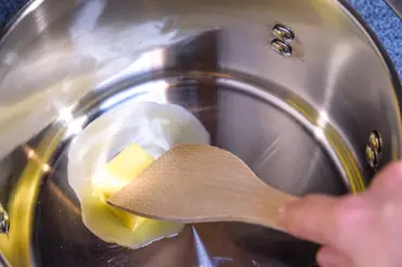 Proč hrnec před použitím vždy potřít máslem? Kdo to zkusil, už to dělá pokaždé