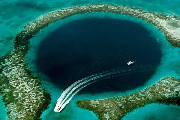 Vědci nasedli do ponorek a sestoupili do Velké modré díry u Belize. Hrůzný nález na dně jim vzal spánek