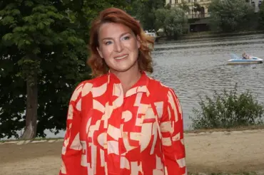 Lenka Krobotová na svatbě předala štafetu: Která z kolegyň chytila kytici?