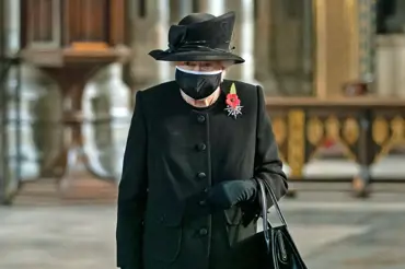 Královna Alžběta II. se poprvé objevila na veřejnosti s rouškou