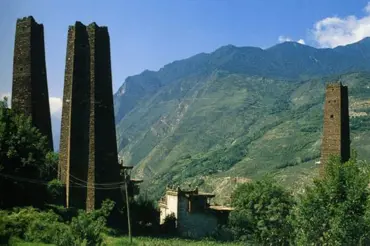 Vědci objevili uprostřed Himalájí umělé obří věže. Vyvolaly senzaci, ani místní netuší, co to je