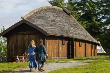 Podívejte, v jak skvělých domech žili Vikingové: Měřili až 80 m a byli neskutečně moderní a chytří