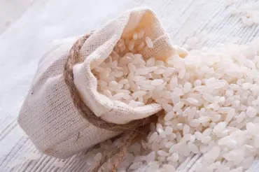 Dejte sáček rýže do lednice a zbavíte se dvou nepříjemných problémů s potravinami