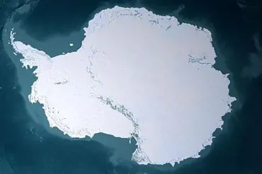 Pod ledem Antarktidy se skrývá smrtelné nebezpečí. Vědci ukázali, jak by kontinent vypadal bez ledu