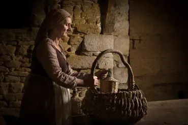 Jak vypadal den prosté středověké vesnické ženy. Tohle byste zažívat nechtěli!