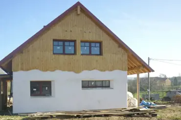 Podívejte na úžasný dům, co čeští manželé postavili ze slámy a hlíny. V tomhle byste chtěli bydlet také