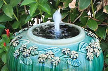 Osvěžte letní zahradu fontánkou či vodotryskem. Stačí malé čerpadlo a trocha fantazie