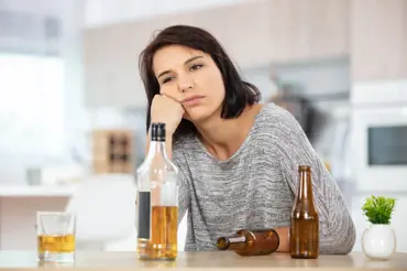 Nová lékařská studie říká, v jakém věku je nutné přestat pít alkohol, abyste se ve stáří vyhnuli demenci