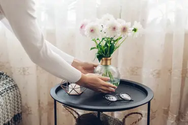 Vázy na květiny: Vytáhněte křišťál po babičce nebo sáhněte po moderním betonu