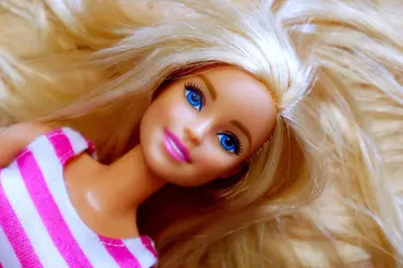 Návrhářka Barbie odhaluje tajemství v knize: Jak panenka ovlivnila módu více než Versace a Lagerfeld