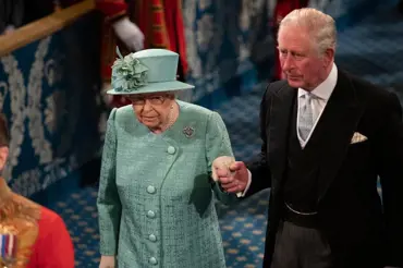 Královská rodina vs. Harry a Meghan: Královna je smutná, princ Charles se zasmál