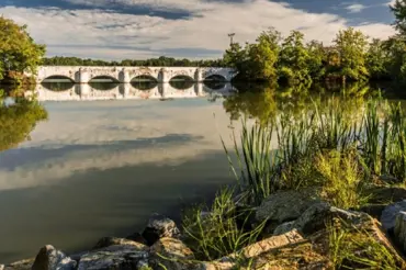 Místa Paměti národa: Most u rybníku Vítek připomíná zradu heydrichiády i pohádky