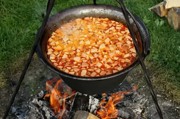Vaříme na čundru: buřtguláš, vandrácký hanbáč a kukuřice v popelu
