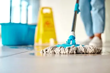 Tisíce let starý levný čistič na podlahu: Odmastí ji lépe než drahé přípravky