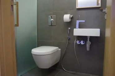 Tajný trik instalatérů, jak bez zvonu protáhnout ucpaný záchod i dřez. Funguje a zvládne ho i dítě!