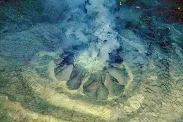 Podívejte se na děsivě fascinující záběry obřího podmořského vulkánu. Místo lávy chrlí smrtící bahno