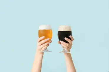 Může pití piva skutečně ovlivnit velikost prsou? A je lepší ležák, nebo černé?