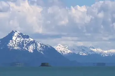 Nad Aljaškou se vznášel záhadný ostrov. Toto děsivé video není fotomontáž. Napadne vás, o co jde?