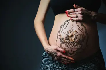 Tetování na těhotenská bříška je stále žádanější! Tetovací manuál radí, jak se rozhodovat