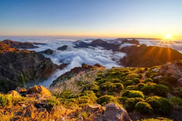 Madeira, ostrov věčného jara, tisíců vodopádů, magické mlhy a zrádného poncha