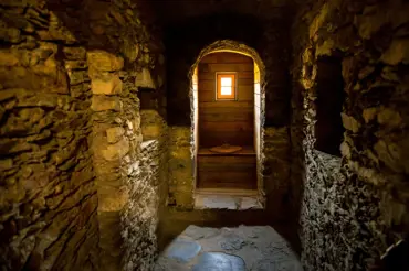 Jak to bylo se záchody na hradech ve středověku. Měli to vymyšleno docela chytře