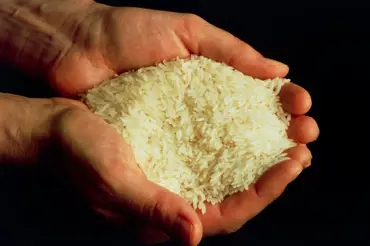 Chytrý asijský trik na vaření rýže: Už nikdy ji neuděláte jinak