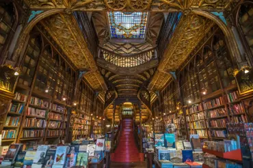 Porto: V nejkrásnějším knihkupectví světa, kde se stojí fronty. Jako by vypadlo z Harryho Pottera