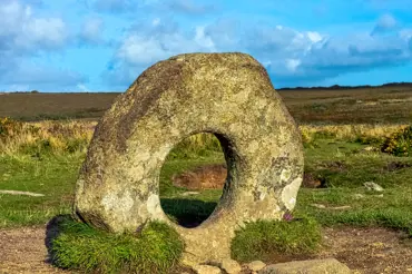 Vědci našli v Anglii 3000 let starý tajemný obří prstenec. K čemu sloužil, neví
