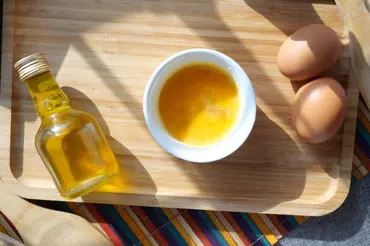Naše babičky natíraly čerstvá vejce olejem. Dělejte to také. Uvidíte, jaký zázrak to způsobí