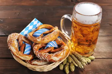 Víkendové tipy: Pivo v klášteře, česko-bavorský festival, víno na ostrově a přehlídka burgerů