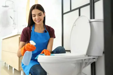 Jak dokonale vyčistit a provonět toaletu do tří minut? Podívejte se