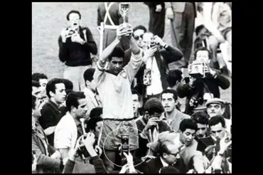 Fotografie ze zápasu Brazílie s ČSSR z roku 1962 vyvolala senzaci. Co drží v ruce muž v popředí?