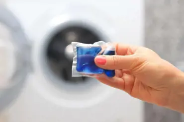 Umíte používat kapsle na praní? Většina lidí dělá tuto chybu, proto má prádlo špatně vyprané