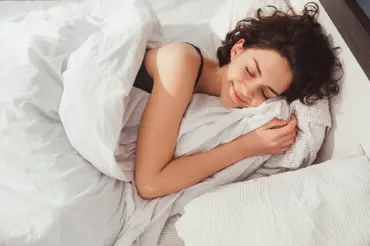 Snílek: Nejvhodnější poloha na spaní. Léčí bolest zad a utužuje manželství. Trik je v polštáři v nohách
