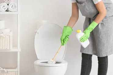 Geniální trik, jak vyčistit vodní kámen z WC: Pomůcku máte doma, ale nevíte to