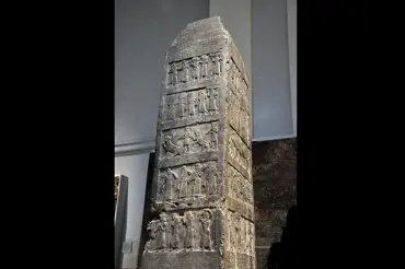 Vědec rozluštil nápisy na 2800 let starém černém obelisku. Potvrzují sporné údaje z Bible