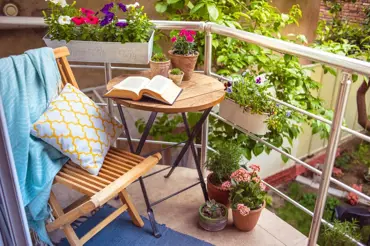 Jarní balkónové vychytávky: Nevzdávejte se pohodlí ani požadované funkčnosti