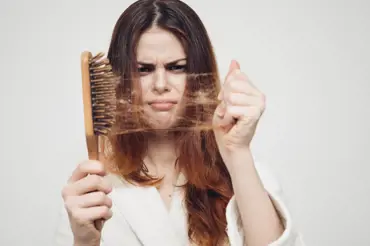 Vypadávání vlasů a pleš u žen: Na vině jsou nejen geny