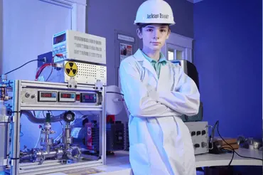 Dvanáctiletý Jackson sestrojil ve svém pokojíčku funkční jaderný reaktor. Součástky koupil na eBay