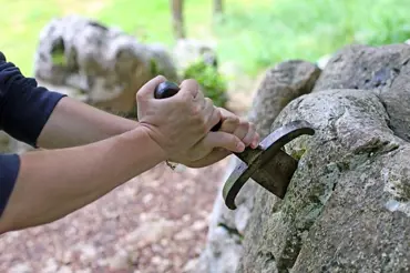 Vědci našli meč zabodnutý do skály. Pochází z 12. století. Mohlo by jít o Excalibur