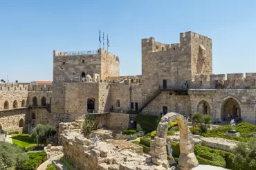 Vědci našli pod Jeruzalémem na podivnou hádanku. Obří písmena V jim nedají spát