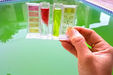 Vodu v bazénu snadno vyčistíte levným vitaminem z lékárny. Nejspíš ho máte doma