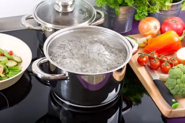 Jak urychlit vaření vody? Tyto triky vám zkrátí čas u plotny až o polovinu
