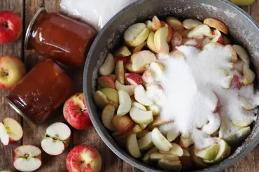 Jablečná povidla z letních jablek: Lahodná náplň do koláčů celý rok po ruce