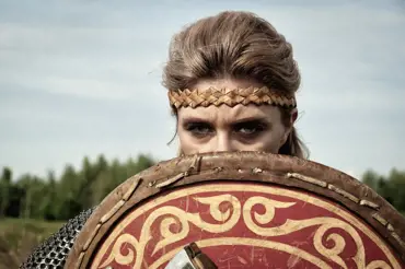 Erika Rudá: Vědci zrekonstruovali tvář krásné vikinské bojovnice zohavené v boji