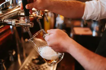 Vědci odhalili, co se stane lidem, kteří vypijí alespoň 6 piv denně