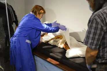 Potetovaná mumie krásky z ledového hrobu zamotala vědcům hlavu. Je nádherná
