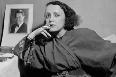 Životní příběh Édith Piaf: Téměř oslepla, babička jí lila alkohol do čaje