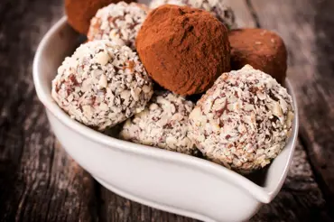 Vánoční cukroví na poslední chvíli: kuličky kokosové, s kakaem či karamelem