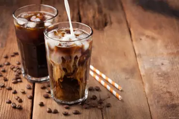 Jak v horkých dnech připravit nejlepší ledovou kávu snadno a bez kávovaru?